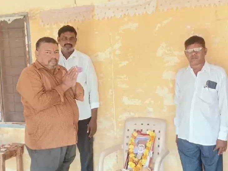 ఎమ్మార్వో కార్యాలయంలో ఫూలే జయంతి వేడుకలు