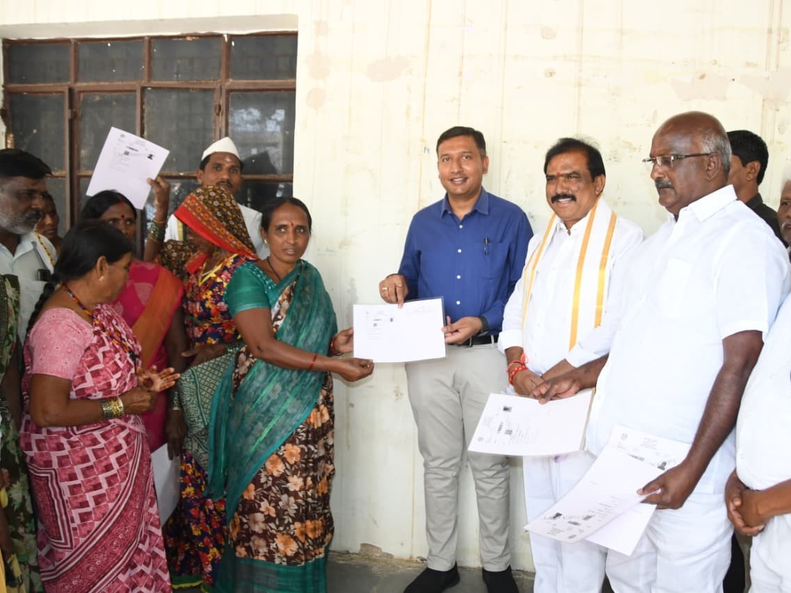 రైతులకు పట్టాలను పంపిణీ చేసిన కలెక్టర్ రాజర్షి షా