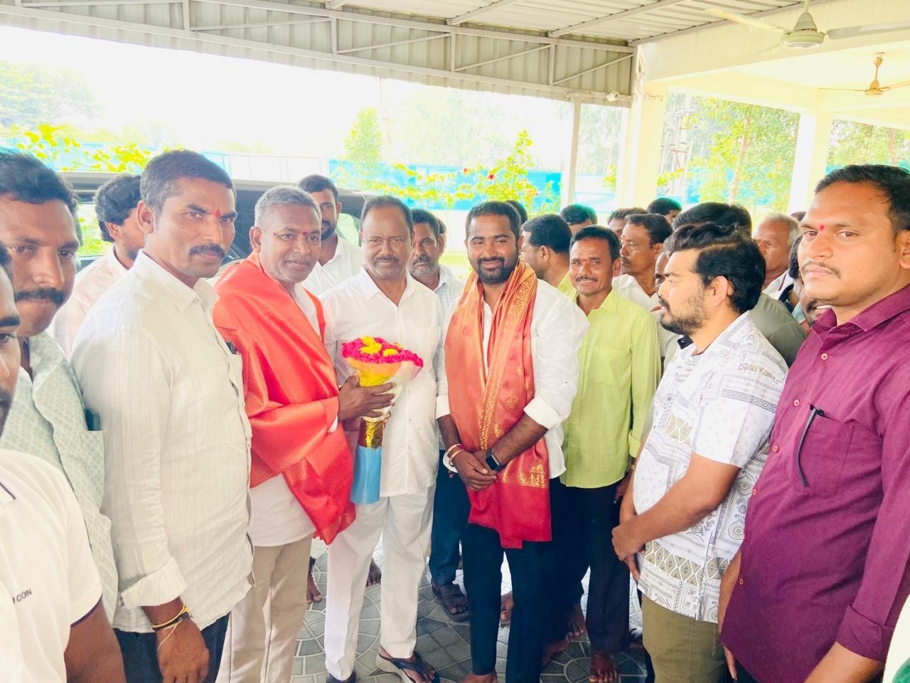 MLA, జిల్లా అధ్యక్షుడిని కలిసిన అధికార ప్రతినిధి