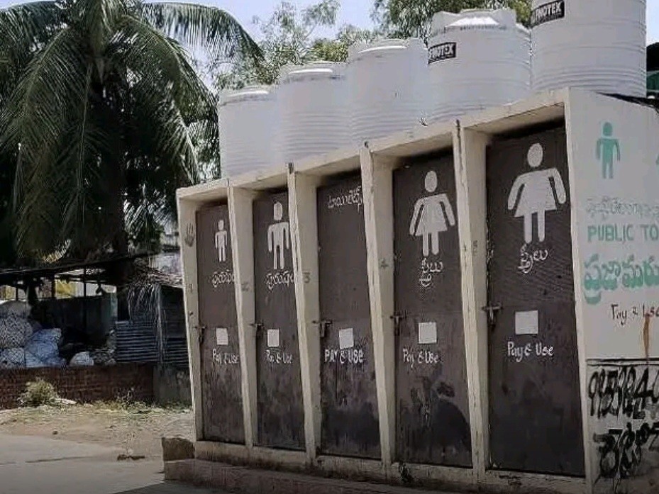 కాలనీలో అధ్వానంగా మరుగుదొడ్లు