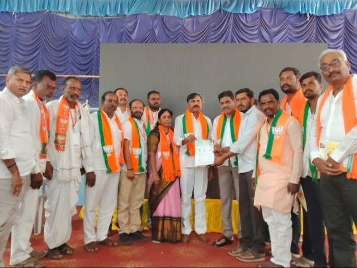 CMRF చెక్కు అందించిన ఎమ్మెల్సీ