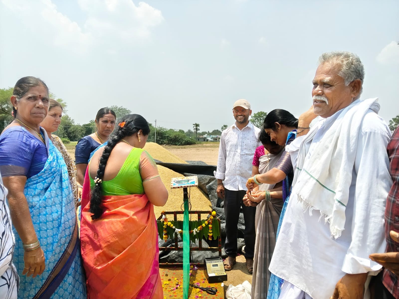 వరి ధాన్యం కొనుగోలు కేంద్రాన్ని ప్రారంభించిన సర్పంచ్