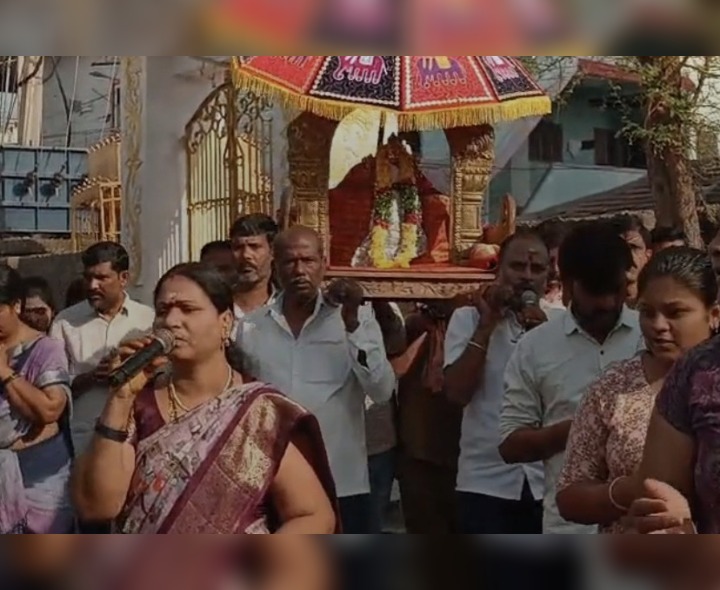 వెంకటేశ్వరస్వామి ఆలయంలో పల్లకి సేవ