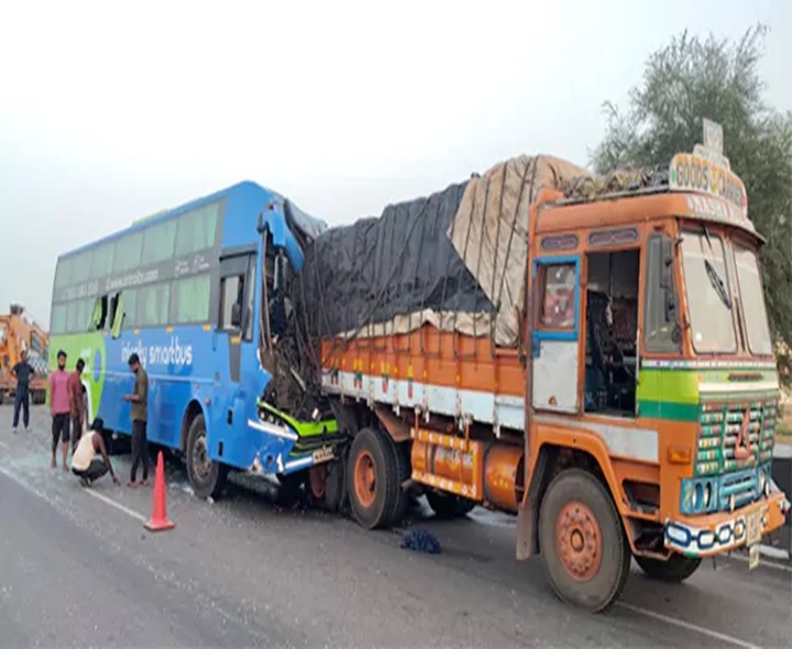 లారీని ఢీ కొట్టిన ట్రావెల్స్ బస్సు