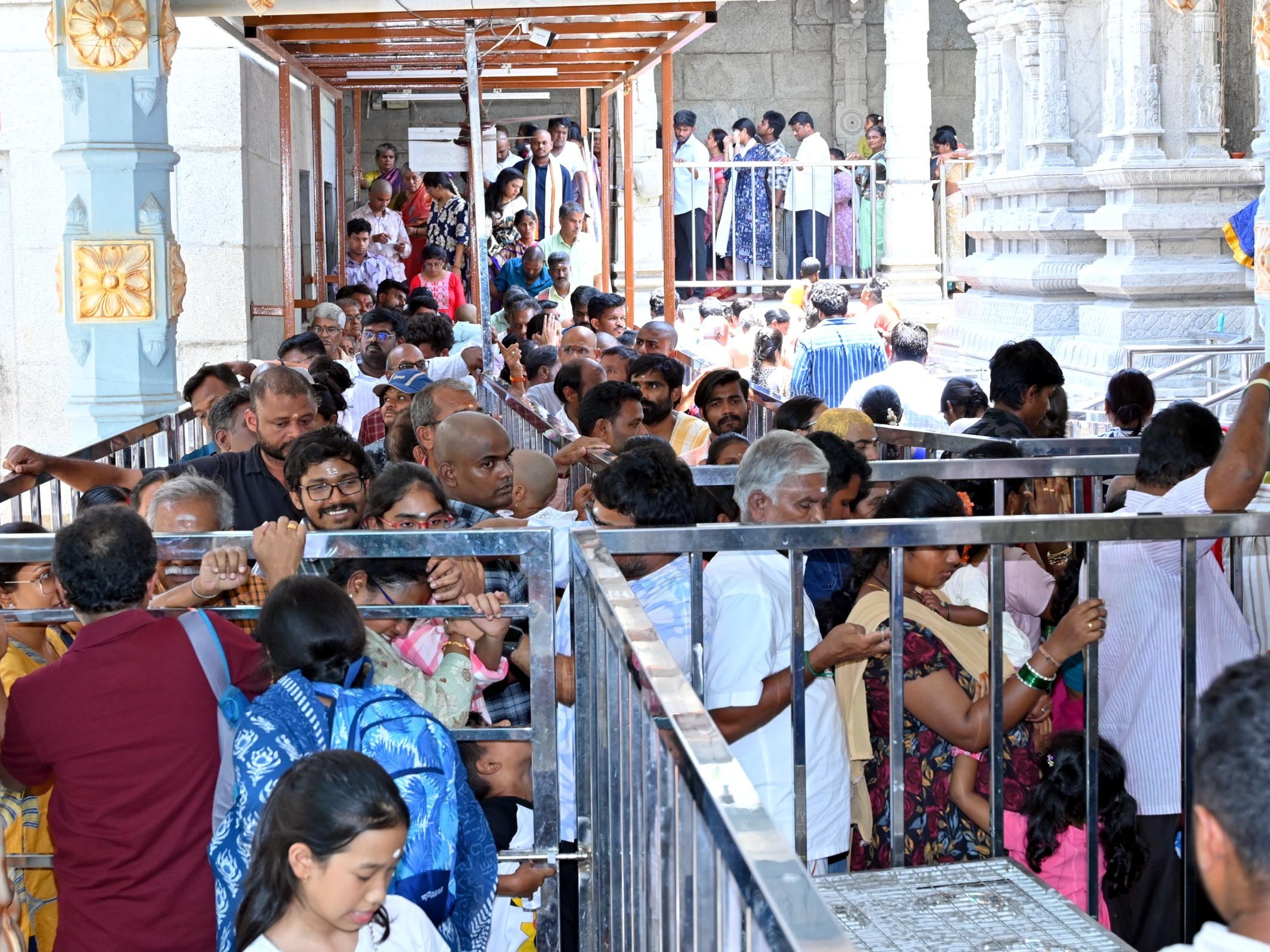 రెండో శనివారం..భక్తుల రద్దీ