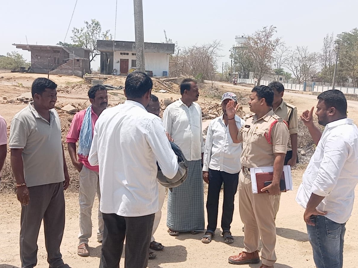 ప్రాణ రక్షణకు హెల్మెట్‌ తప్పనిసరి: SI