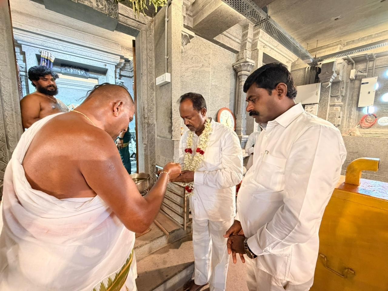 కోడవటంచ ఆలయాన్ని సందర్శించిన ఎమ్మెల్యే గండ్ర