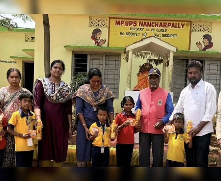 విద్యార్థులకు జ్యూస్, గ్లూకోజ్ పంపిణీ