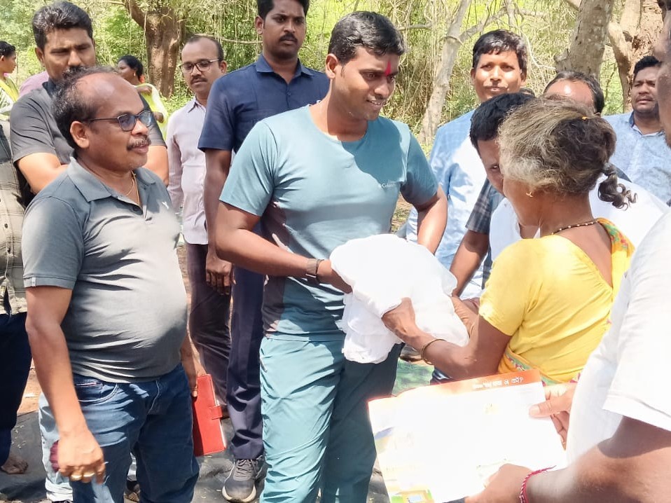 కొండలు దాటి సింగనికోటలో కలెక్టర్ పర్యటన