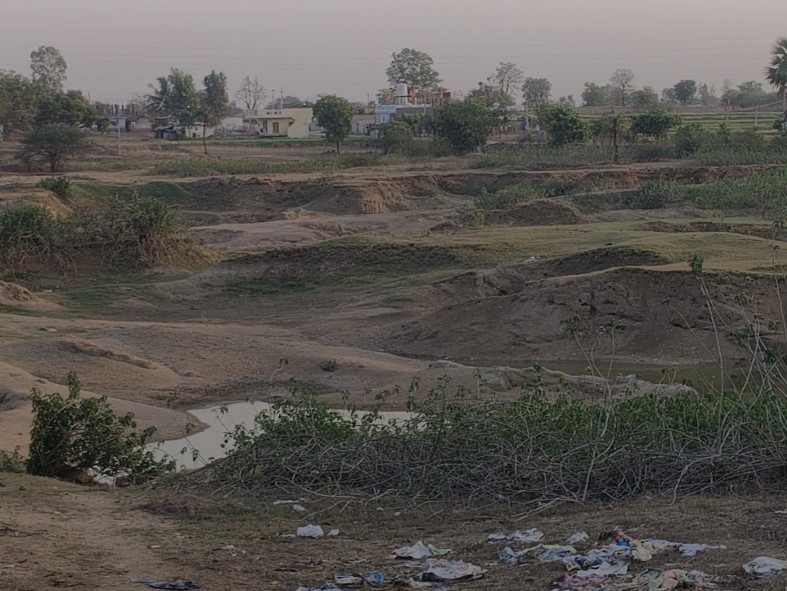 ఎండల దెబ్బకు ఎండిపోతున్న కుంటలు