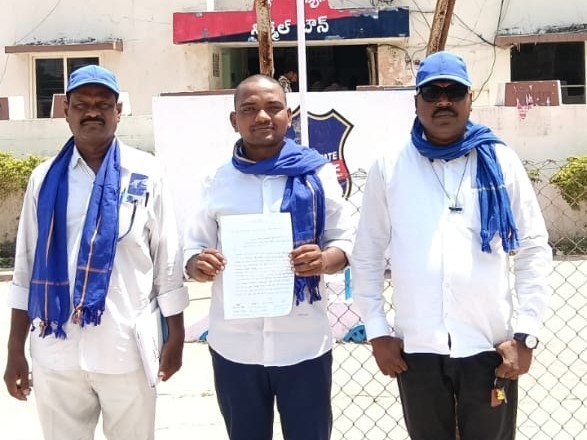 అంబేద్కర్ విగ్రహం వద్ద అపరిశుభ్రతపై సీఐకి ఫిర్యాదు