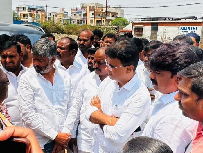 సంఘటన స్థలాన్ని పరిశీలించిన ఎమ్మెల్యే