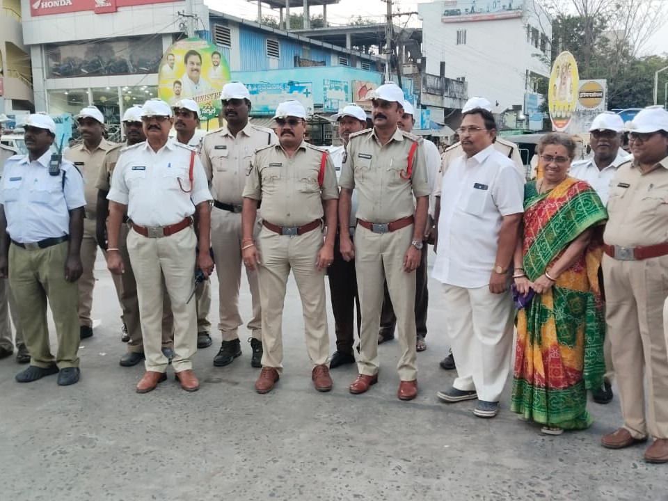 ట్రాఫిక్ పోలీసులకు సోలార్ హెల్మెట్లు