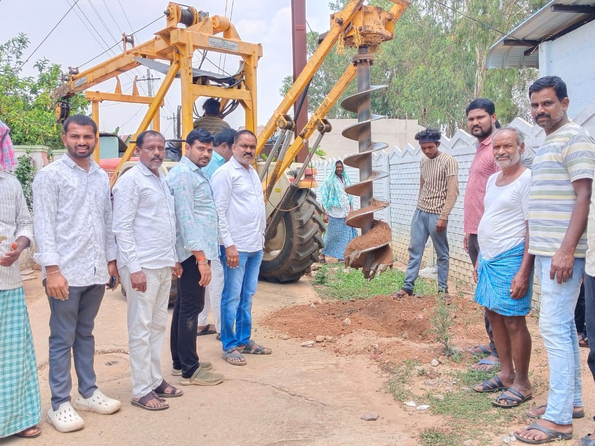ప్రమాదకరంగా ఉన్న విద్యుత్ వైర్ల తొలగింపు