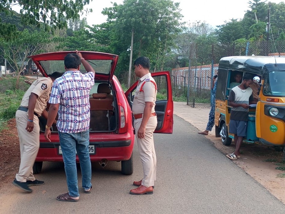 నీలకంఠాపురంలో వాహన తనిఖీలు