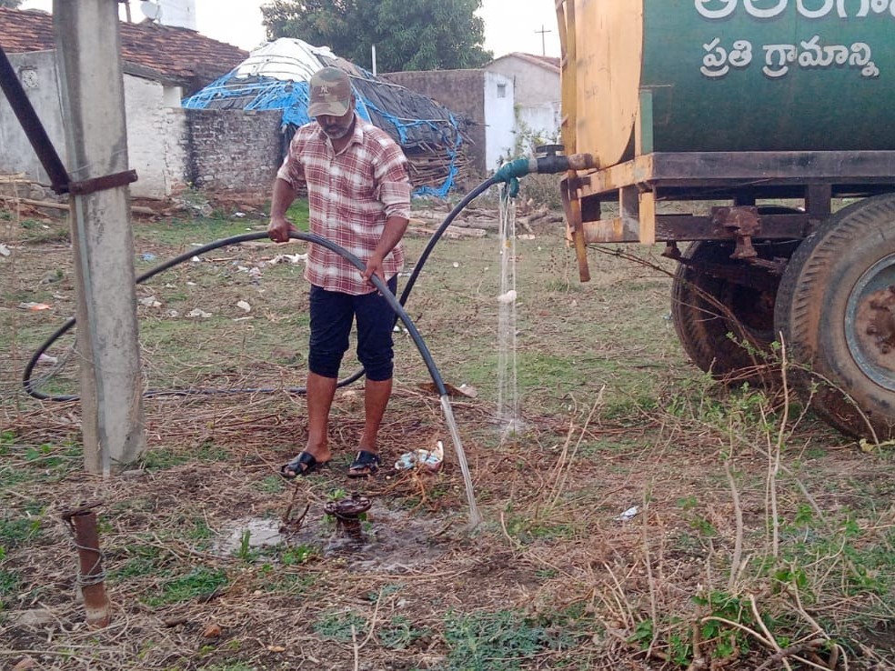 విద్యుత్ రక్షణకు సర్పంచ్ ప్రత్యేక చొరవ