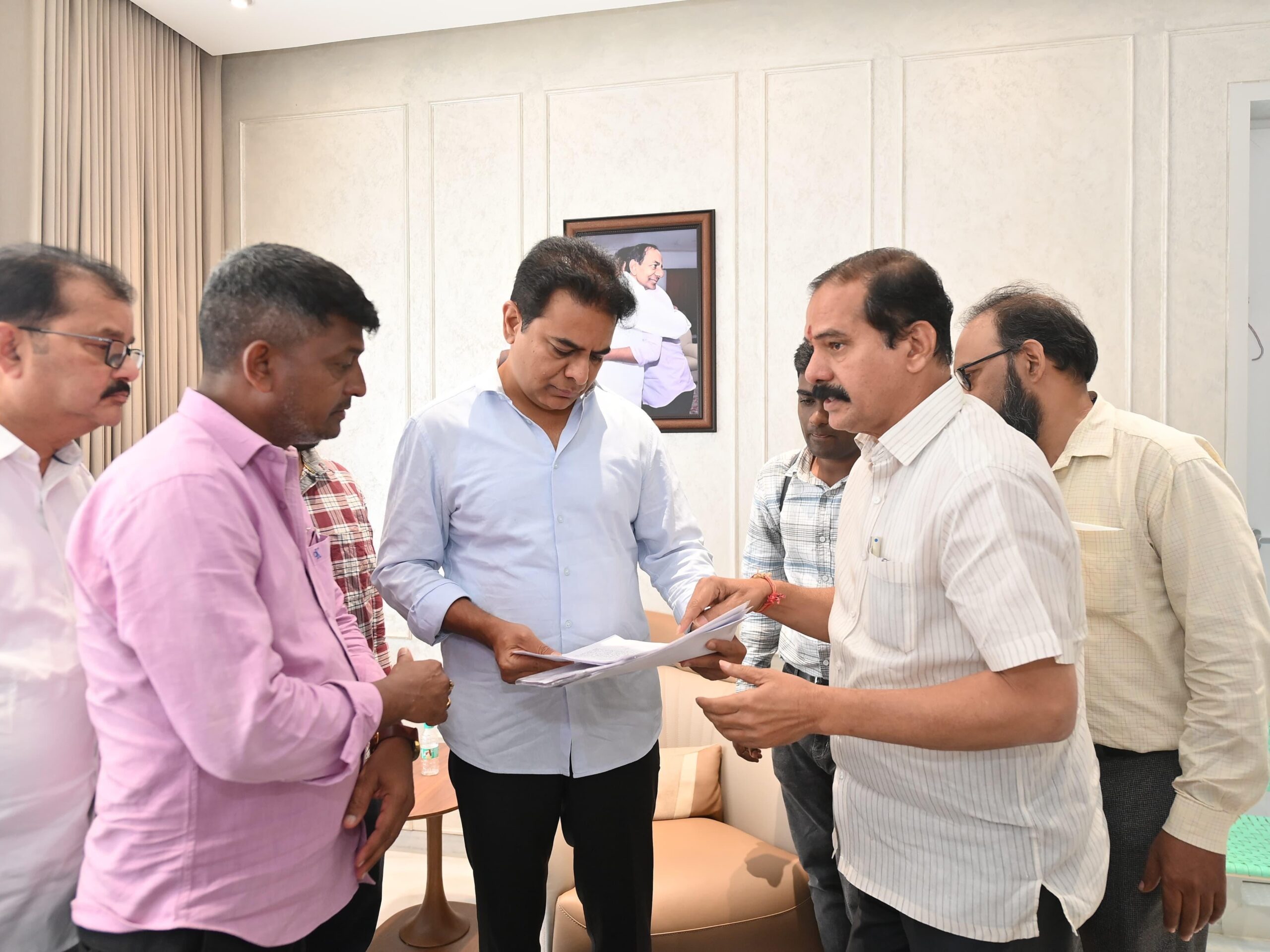 KTRను కలిసి వినతి పత్రం అందజేసిన నేతలు