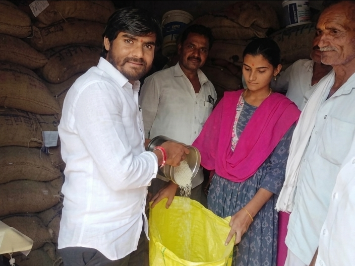 తీరిన కష్టాలు.. రేషన్ షాపు ప్రారంభం