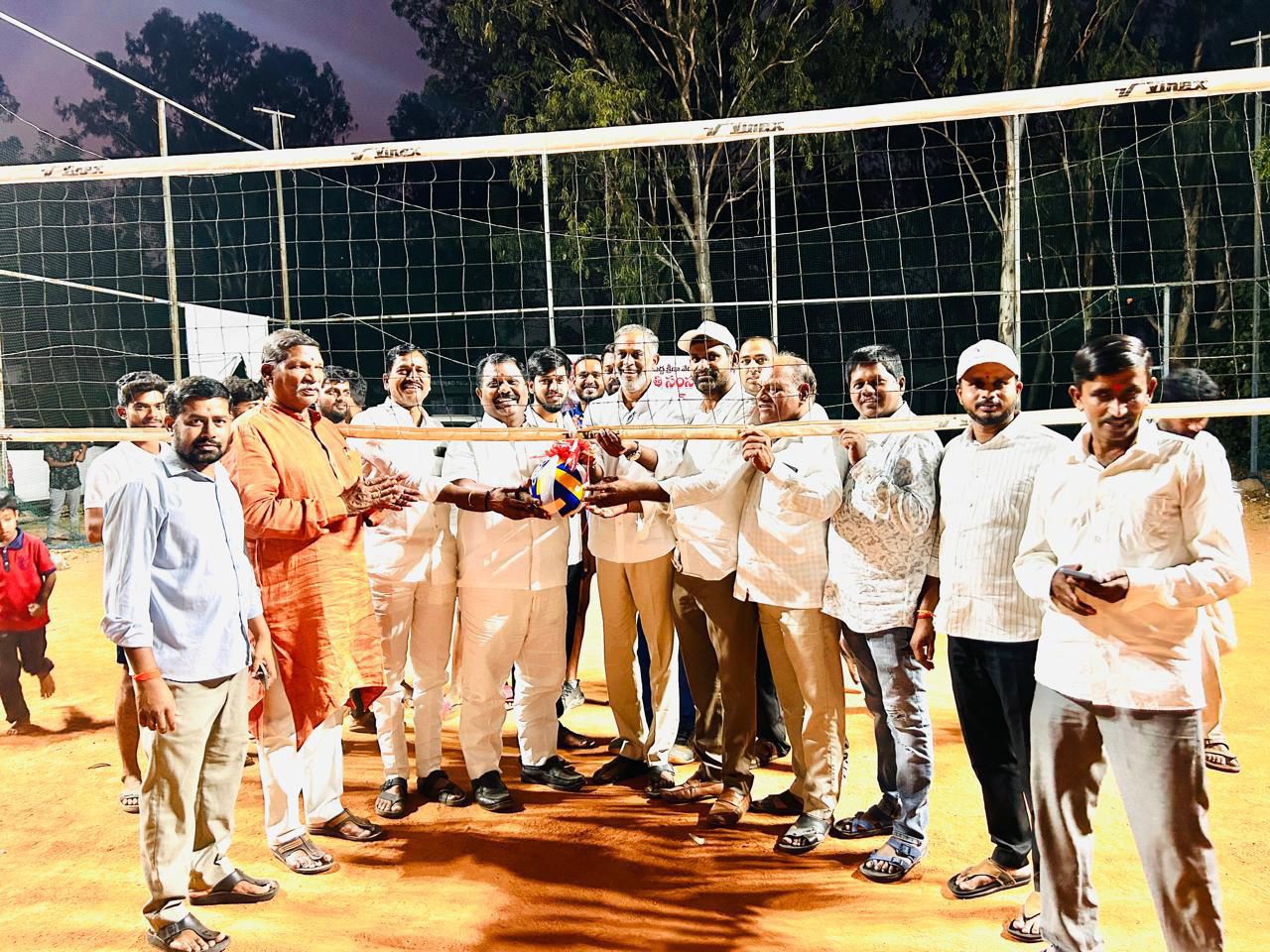 వాలీబాల్ టోర్నమెంట్.. ఉత్సాహత కనబరిచిన యువత