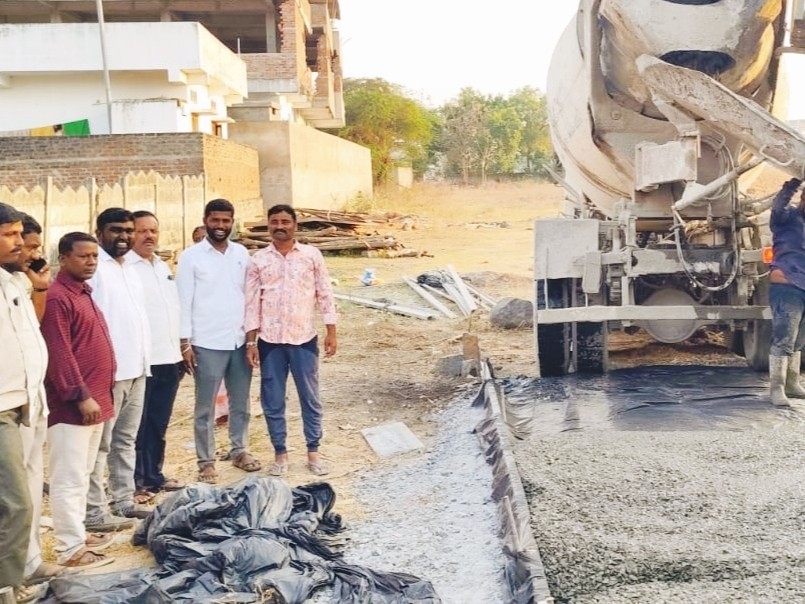 పనులను పరిశీలించిన స్థానిక కార్పొరేటర్