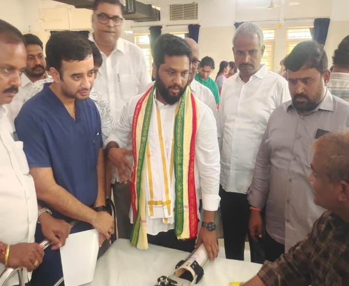 కృత్రిమ అవయవాలను పంపిణీ చేసిన ఎమ్మెల్యే