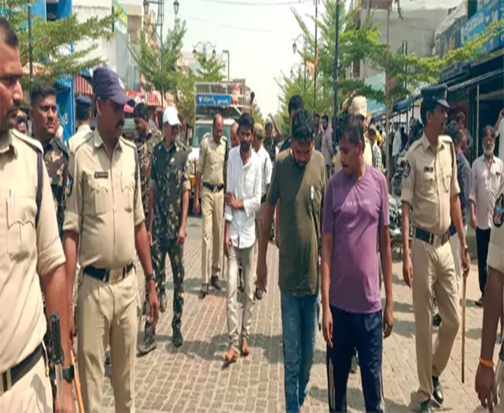 నిందితులను నడివీధిలో నడిపించిన పోలీసులు