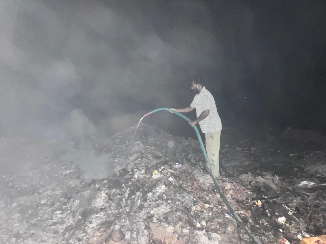 డంపింగ్ యార్డ్‌లో మంటలు.. వార్డును కమ్మేసిన పొగ