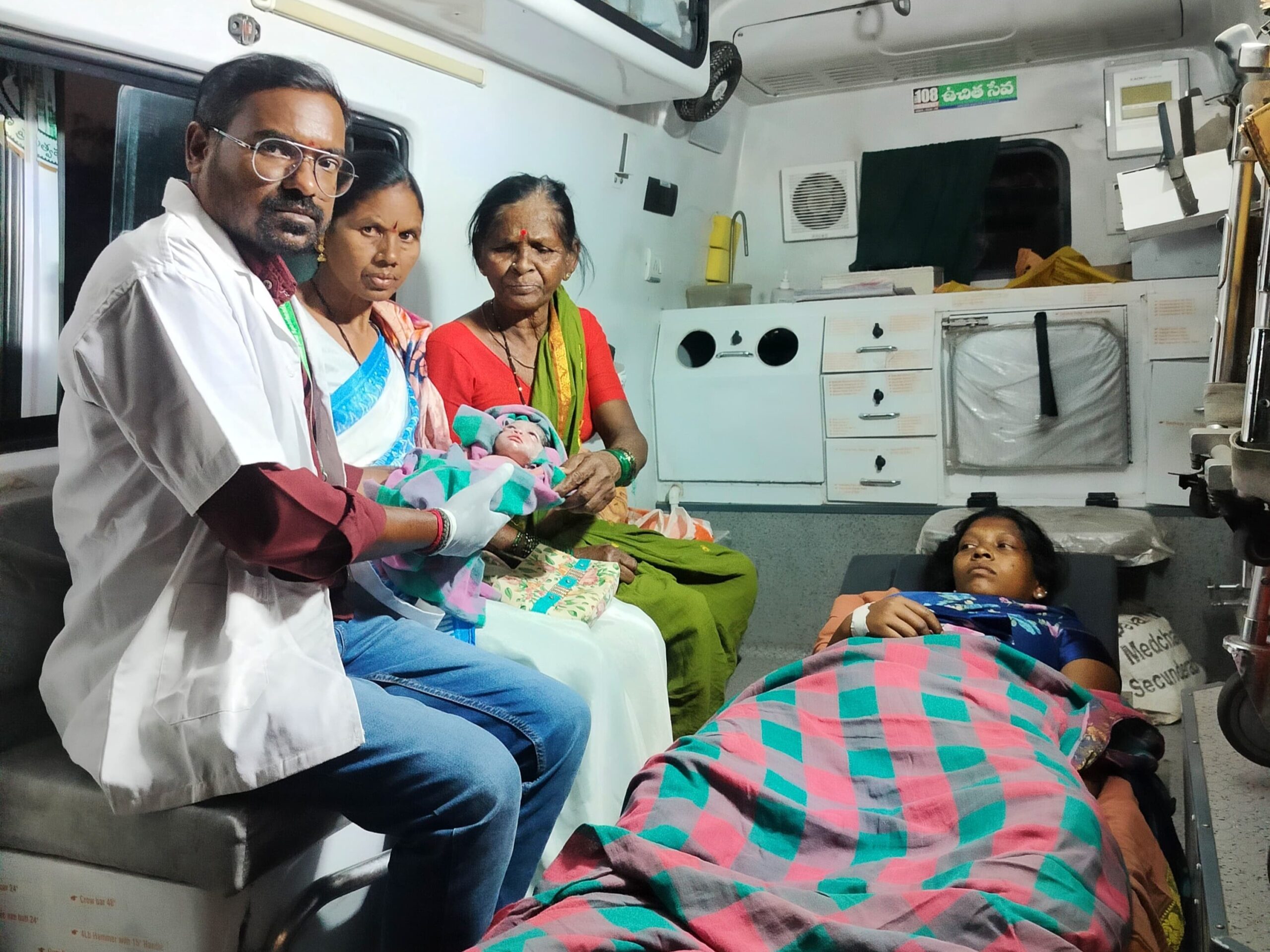 అంబులెన్స్ లోనే ప్రసవం.. తల్లి బిడ్డ క్షేమం