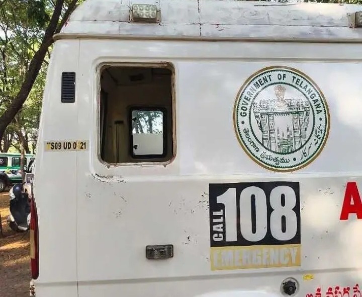 మద్యం మత్తులో యువకుల వీరంగం.. అంబులెన్స్ ధ్వంసం