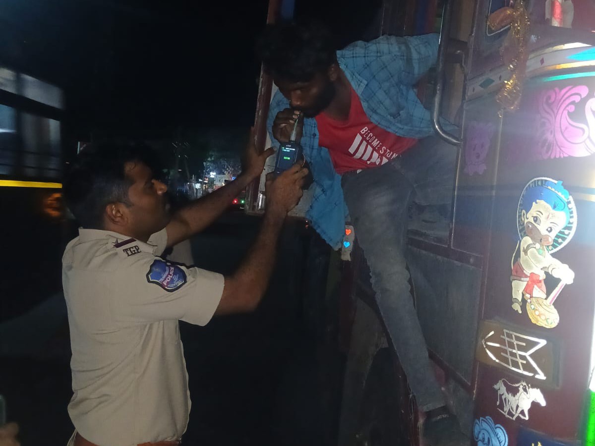 వాహనాదారులు మద్యం సేవించవద్దు: ఎస్సై