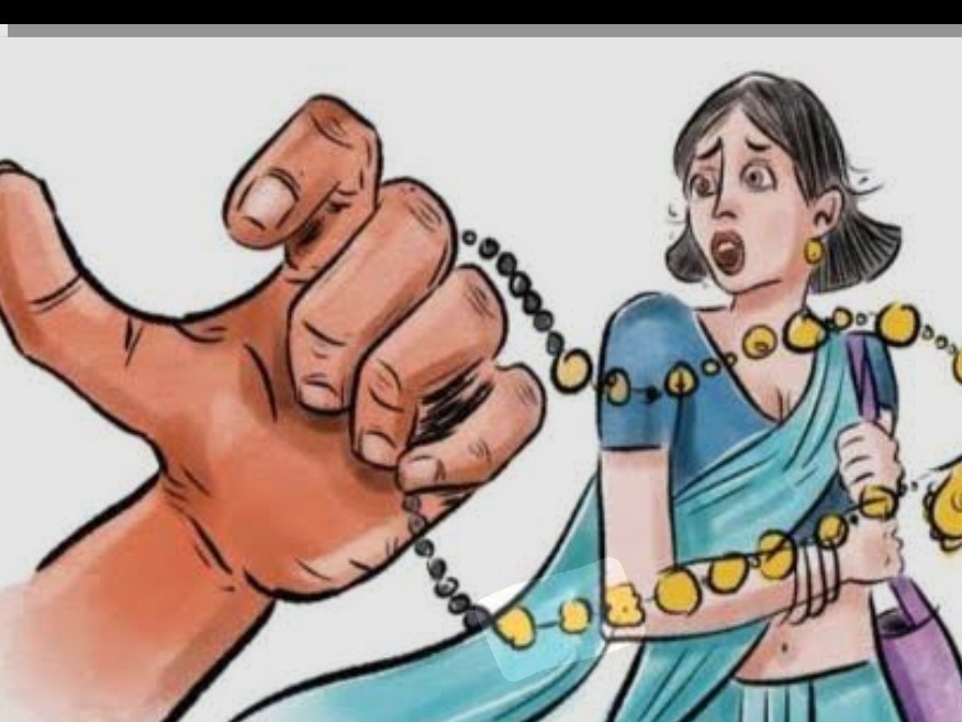 మహిళ కళ్ళలో కారం చల్లి, మెడలోని గొలుసు చోరి