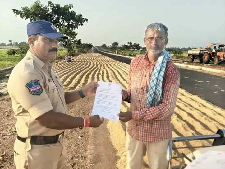 రోడ్లపై ధాన్యం ఆరబోసిన రైతులకు నోటీసులు