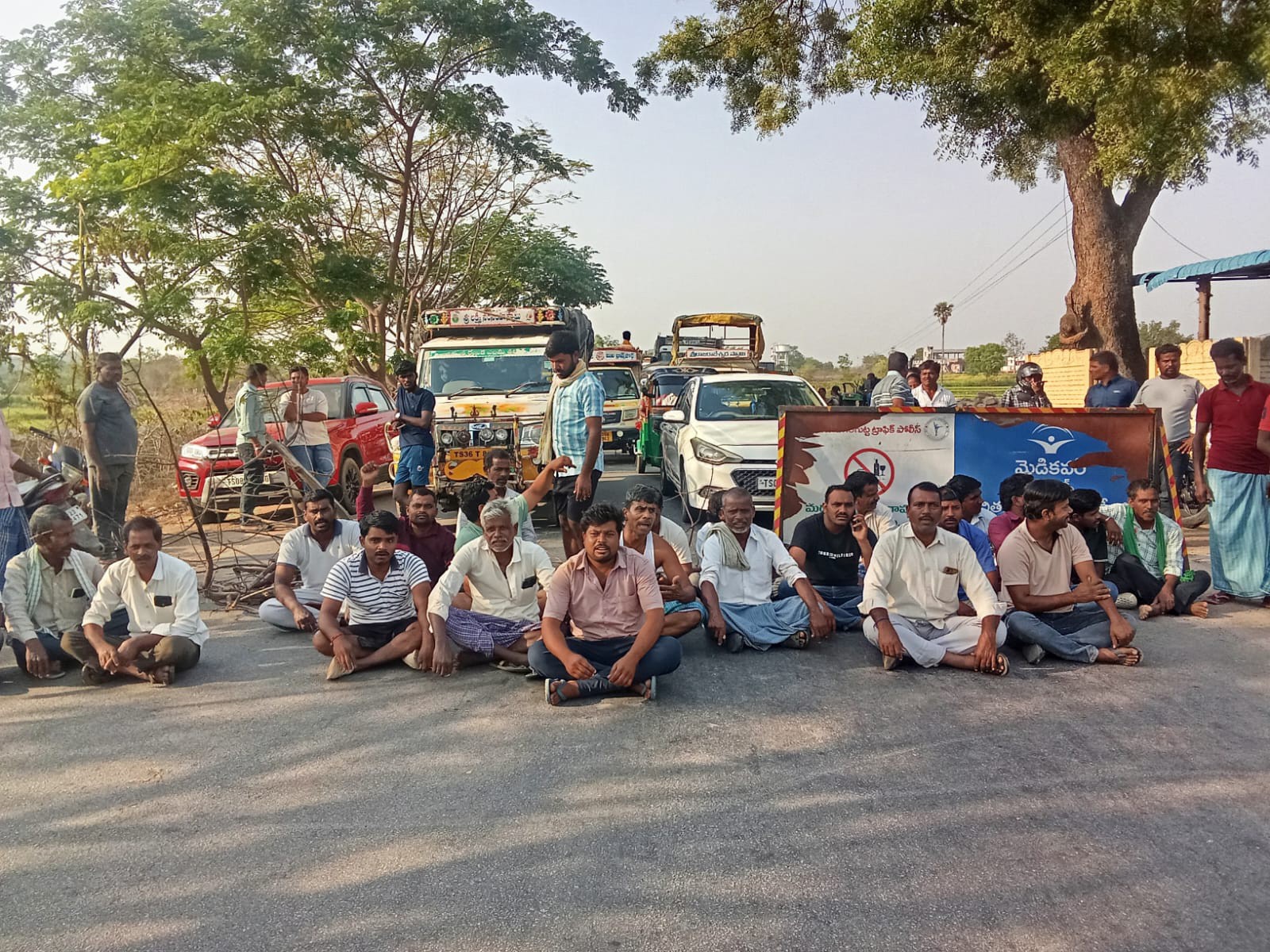 తిరుమలాపూర్‌లో చెరువులను నింపాలని రైతుల ధర్నా