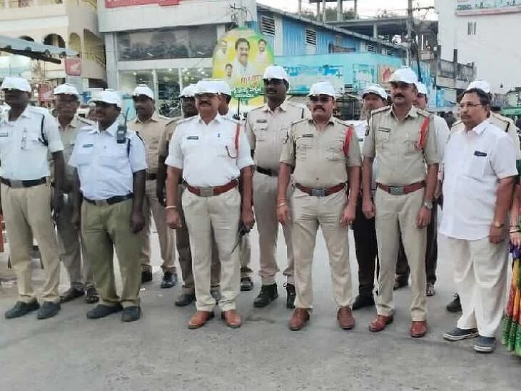 తెనాలి ట్రాఫిక్ పోలీసులకు సోలార్ హెల్మెట్లు అందజేత