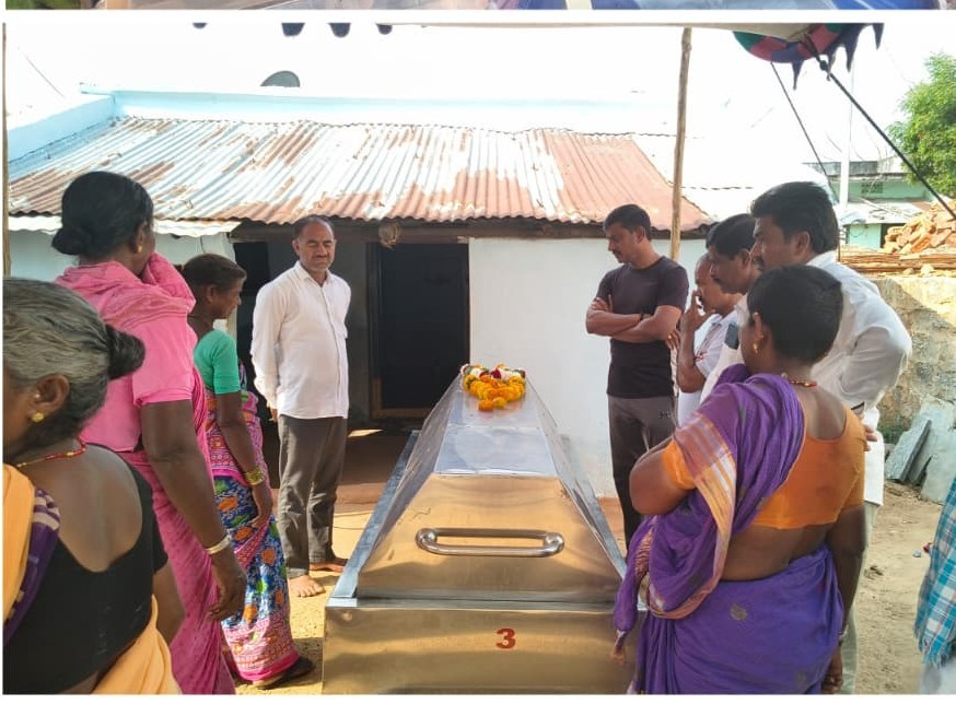 మృతురాలి కుటుంబానికి ఆర్థిక సహాయం అందజేత