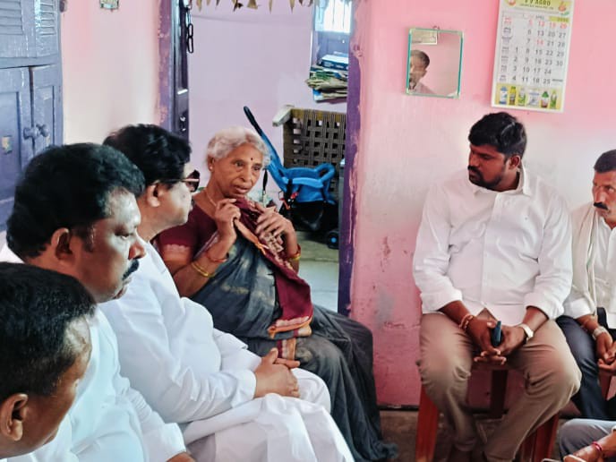 విశ్వనాథం కుటుంబాన్ని పరామర్శించిన డాక్టర్ రాజయ్య