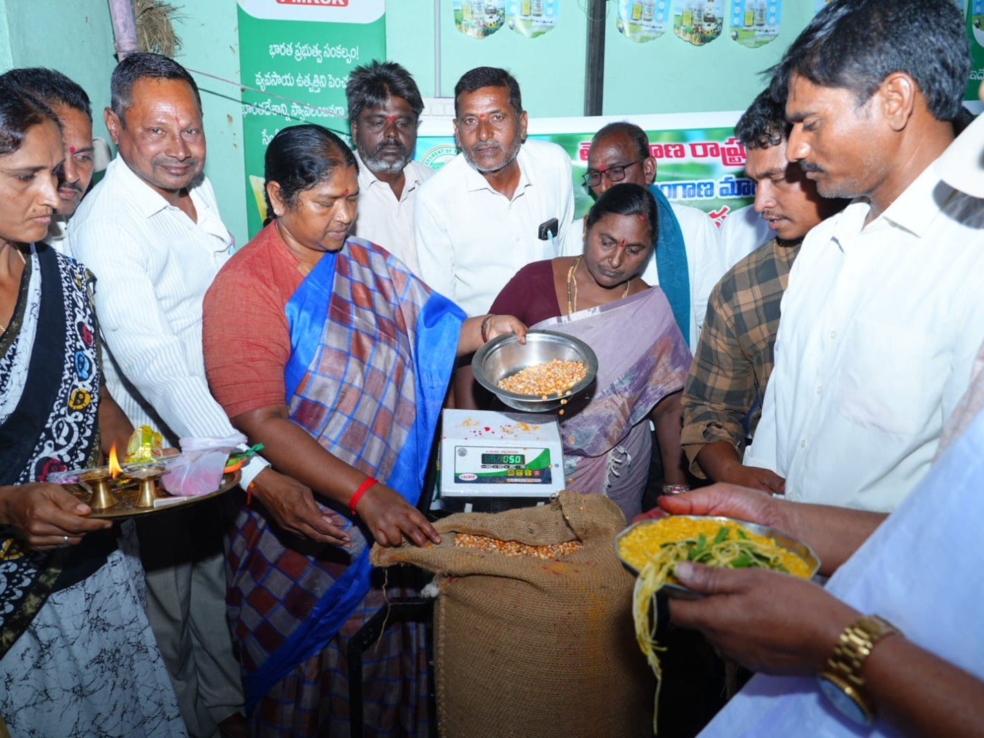 కొనుగోలు కేంద్రాన్ని ప్రారంభించిన మంత్రి సీతక్క..