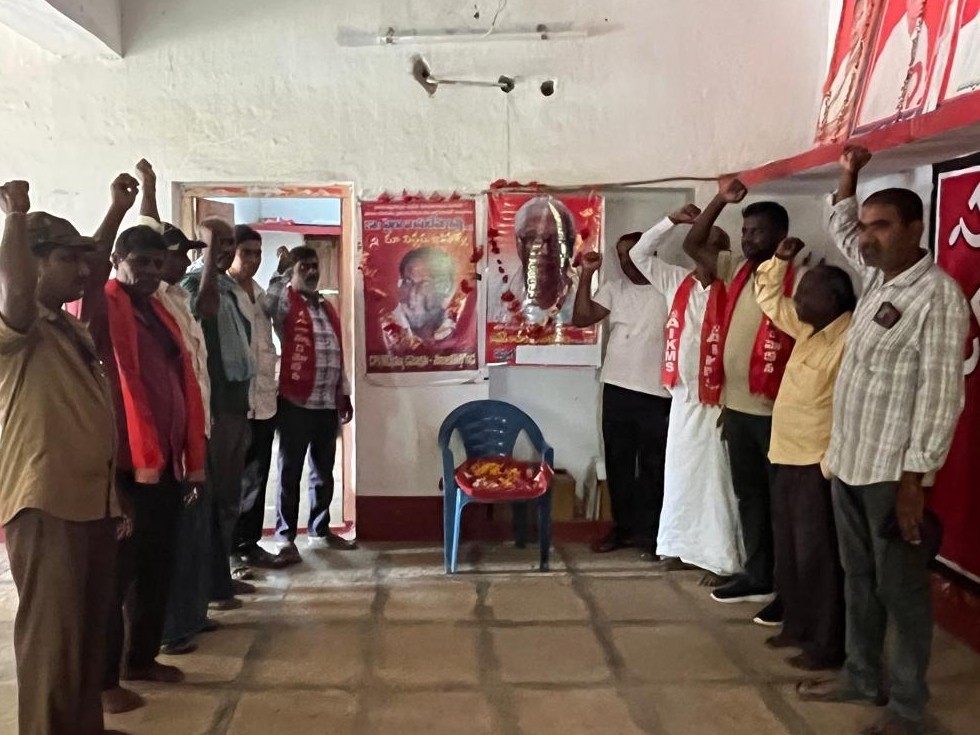 కామ్రేడ్లకు నివాళులర్పించిన కమ్యూనిస్టు నేతలు