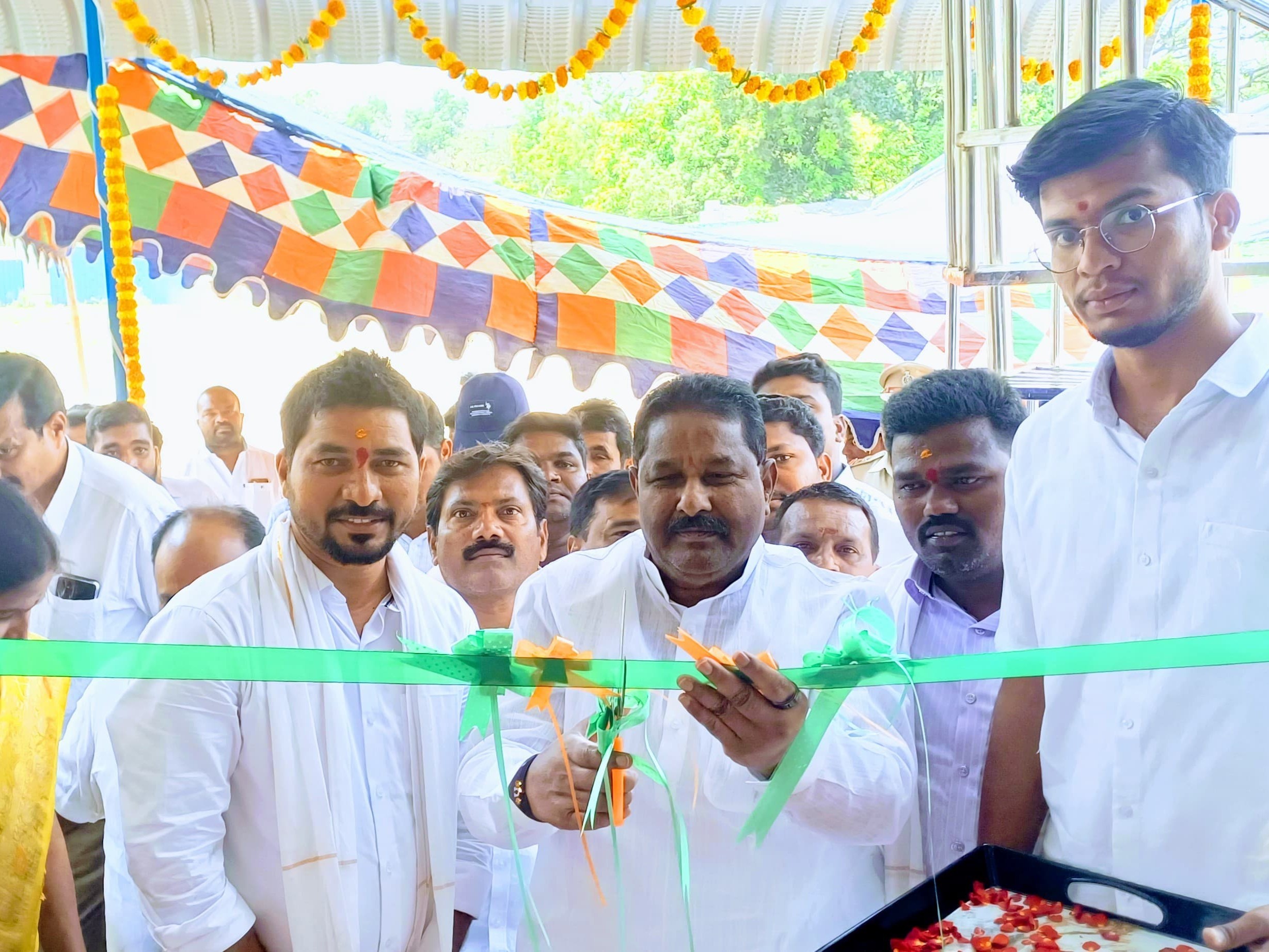 వారధి హోటల్‌ను ప్రారంభించిన ఎమ్మెల్యే దొంతి