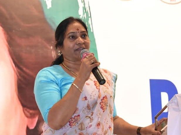 తప్పుడు ఆరోపణలు చేస్తే ఊరుకునేది లేదు: ఇందిరా శోభన్