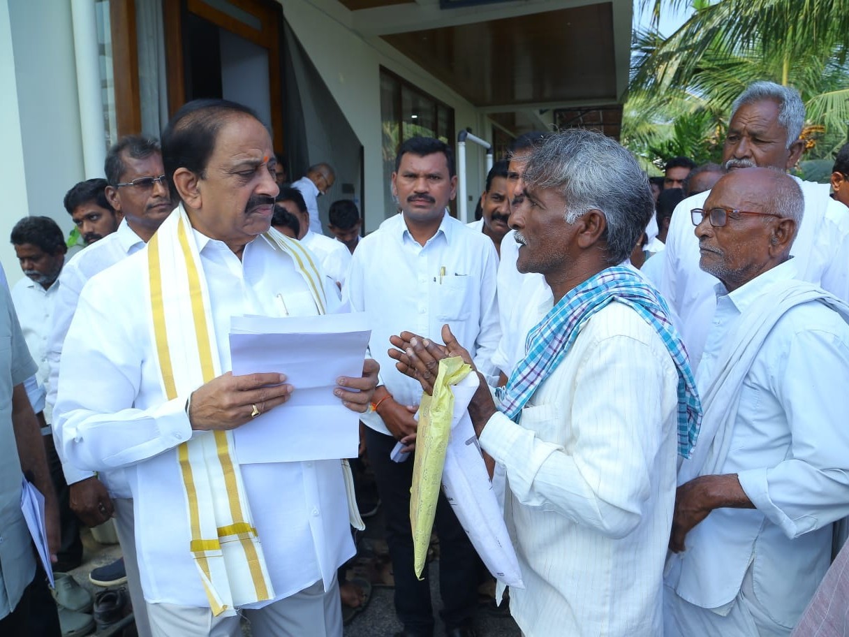 ఫిర్యాదులు స్వీకరించిన మంత్రి తుమ్మల