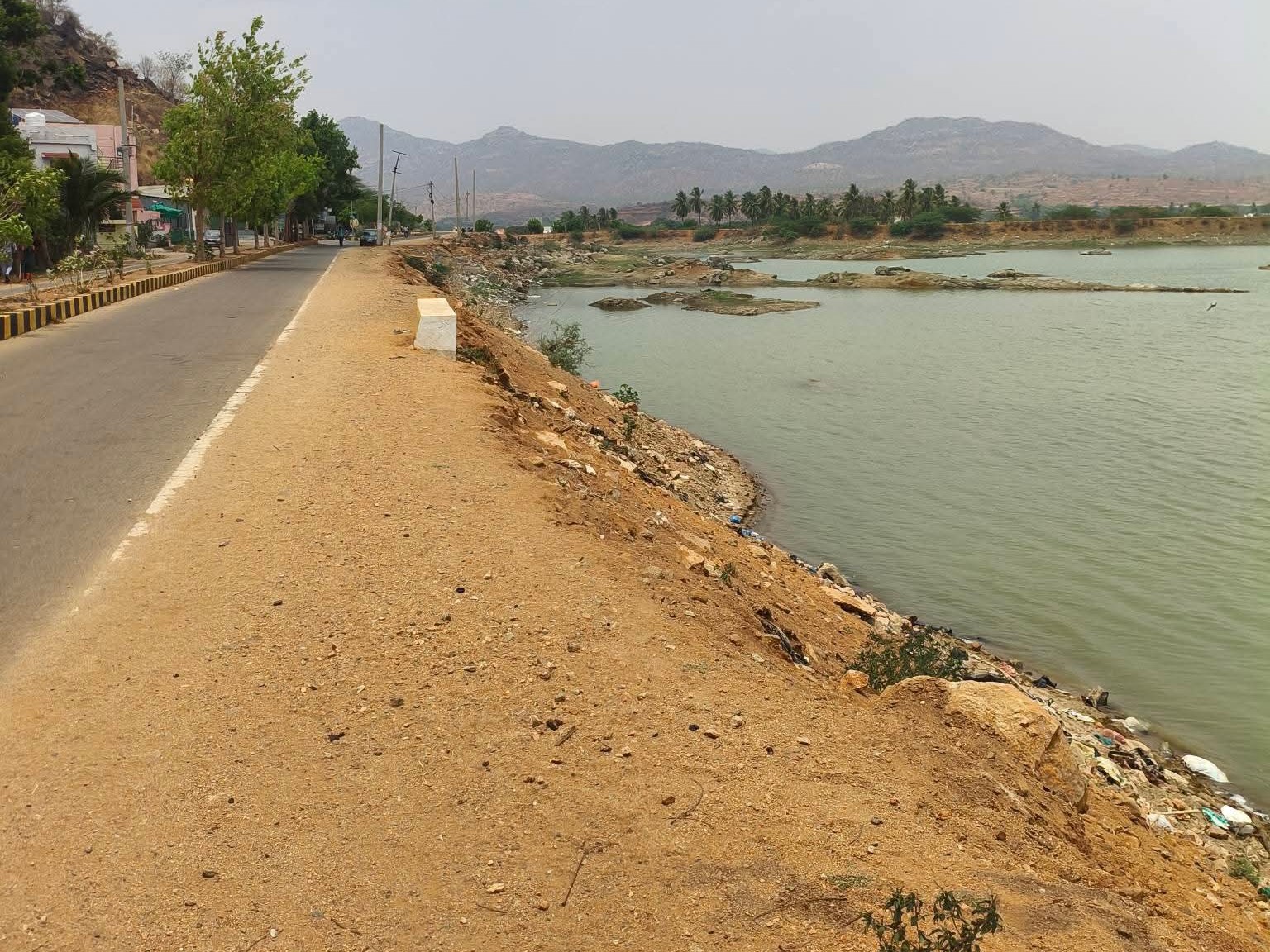 ‘చెరువుకు రక్షణ గోడ ఏర్పాటు చేయాలి’