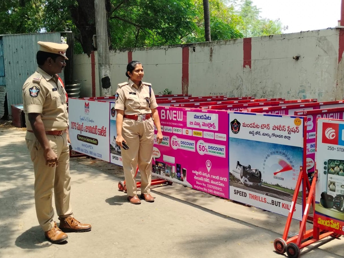 దాతల సహకారం తో ట్రాఫిక్ స్టాపర్ బోర్డులు