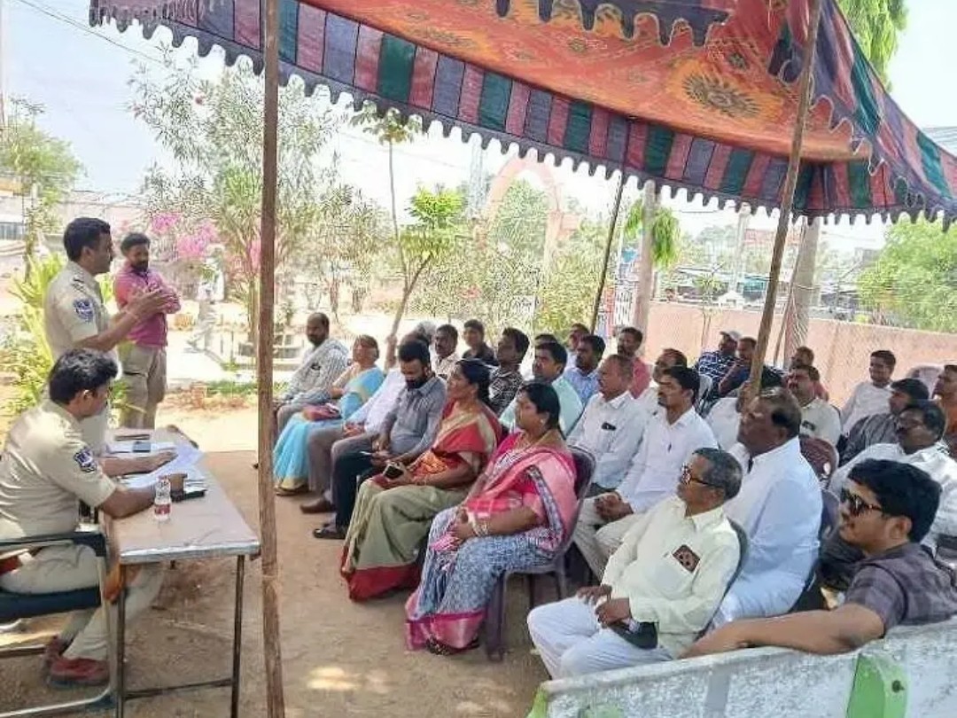సర్పంచ్‌లకు పోలీసుల సూచనలు