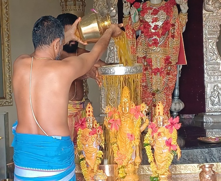 వైకుంఠ నారాయణుడికి పంచామృత అభిషేకాలు