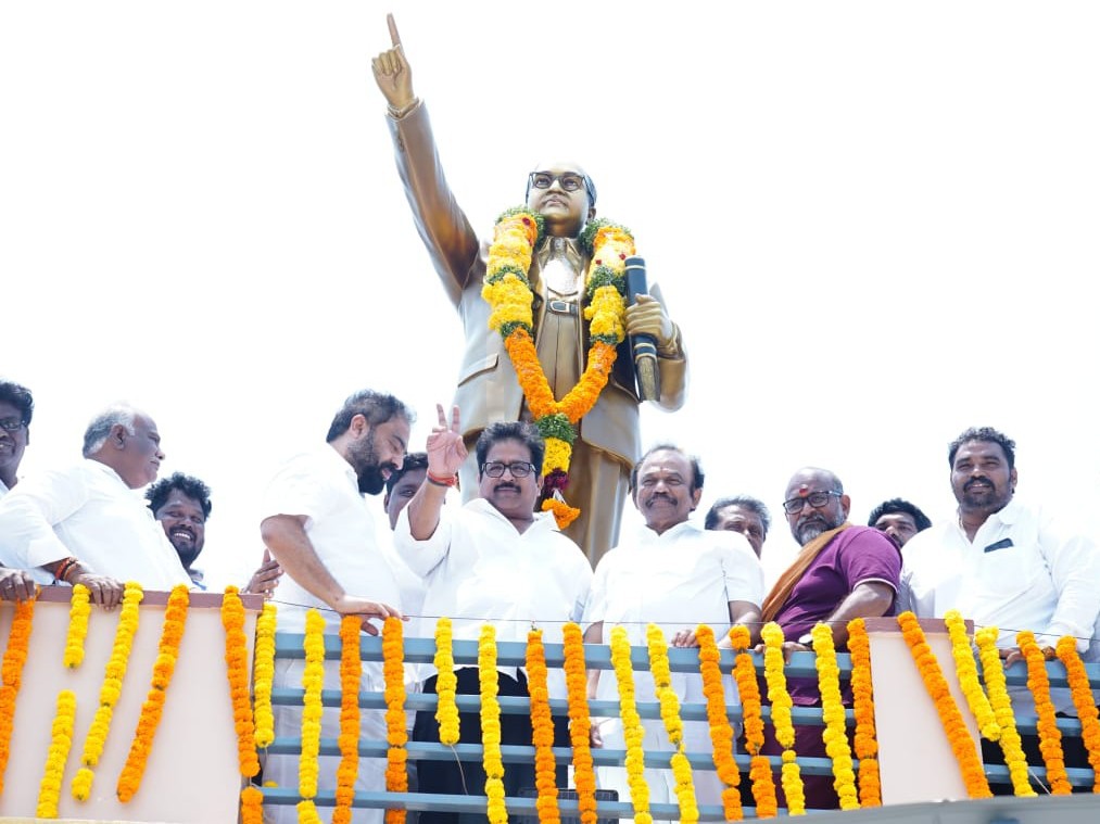 అంబేద్కర్ విగ్రహన్ని ఆవిష్కరించిన ఎంపి, ఎమ్మెల్యే