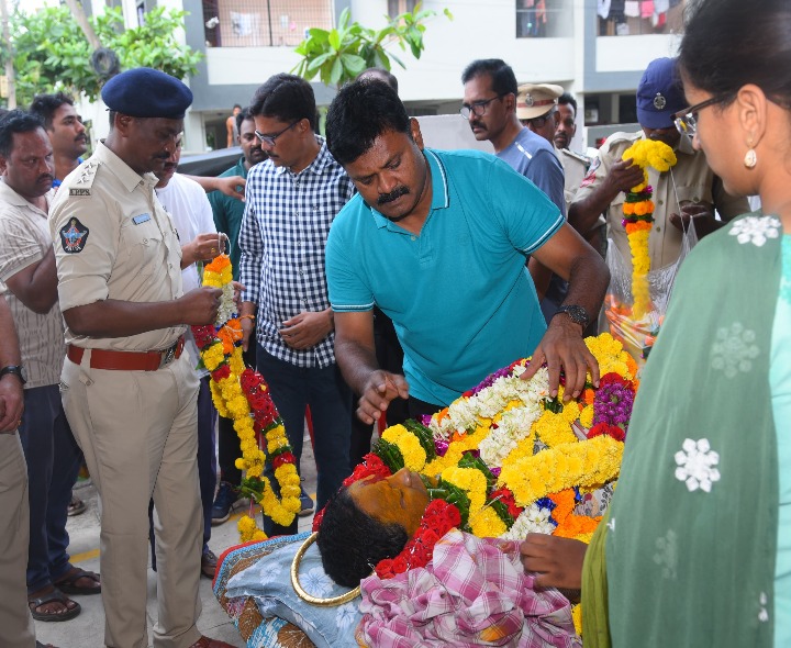 ‘హెడ్ కానిస్టేబుల్ కుటుంబానికి అండగా ఉంటాం’