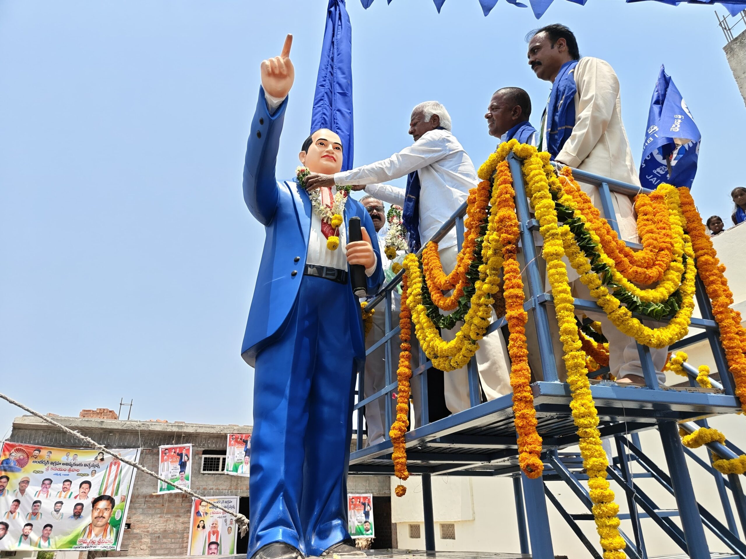 విగ్రహావిష్కరణ కార్యక్రమంలో పాల్గొన్న ఎమ్మెల్యే