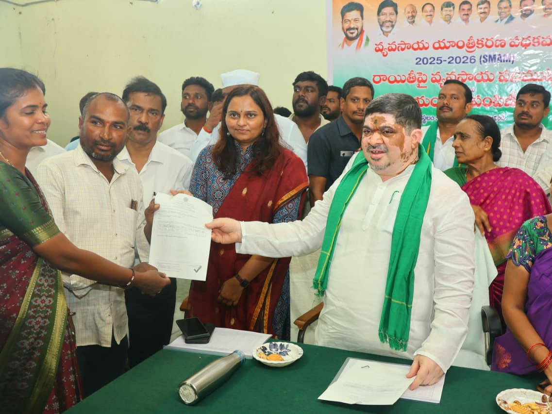 కళ్యాణ లక్ష్మి చెక్కుల పంపిణీ చేసిన మంత్రి