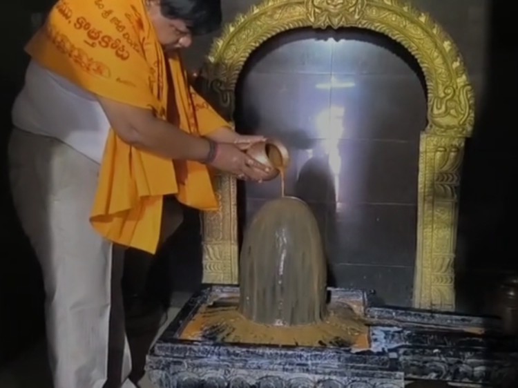 కోటిలింగేశ్వర ఆలయంలో ప్రత్యేక పూజలు